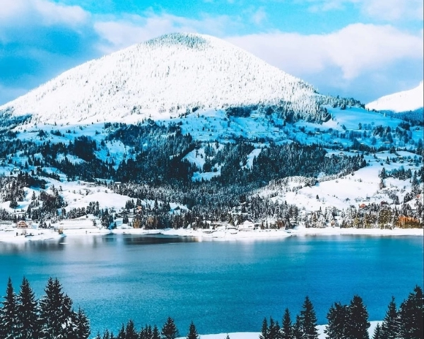 Revelion 2026 la lacul Colibița ➤ Marea de la munte